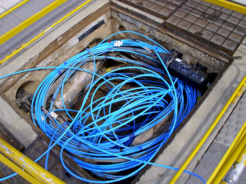 Fibre-optic_cable_in_a_Telstra_pit