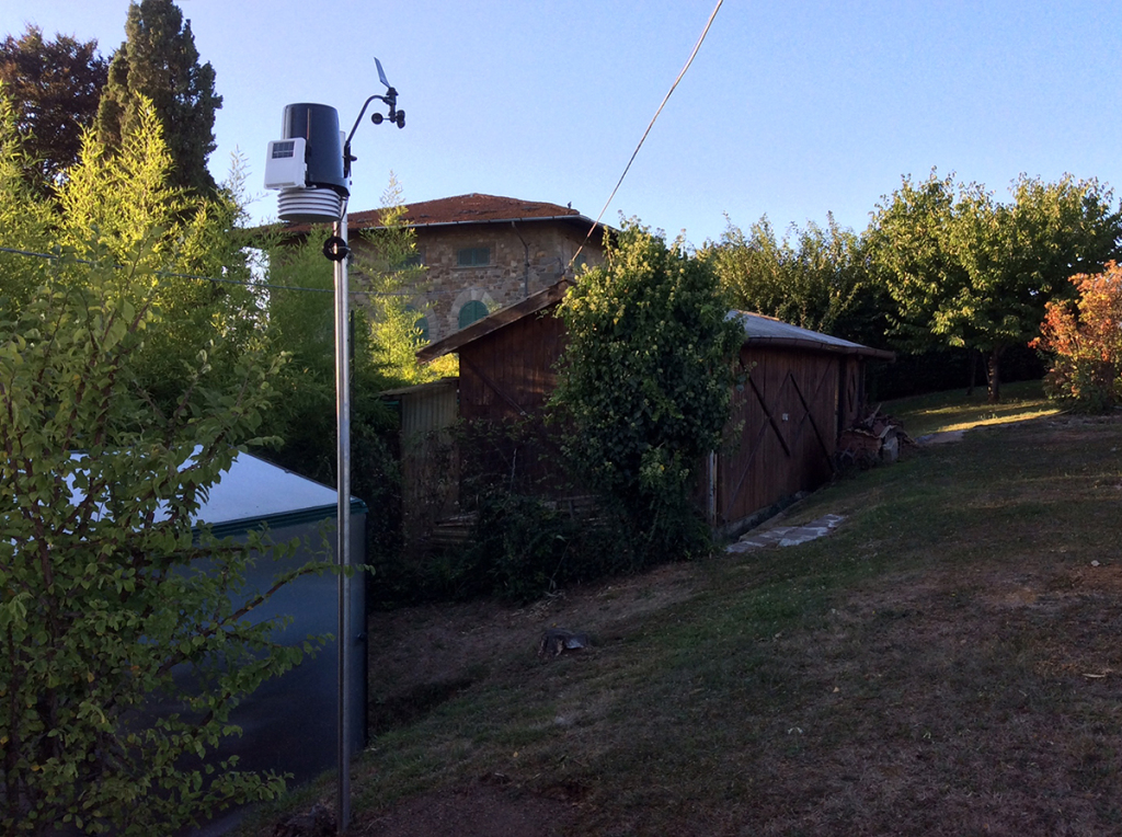 Vista dell'installazione della stazione meteo nel giardino a Bibbiena